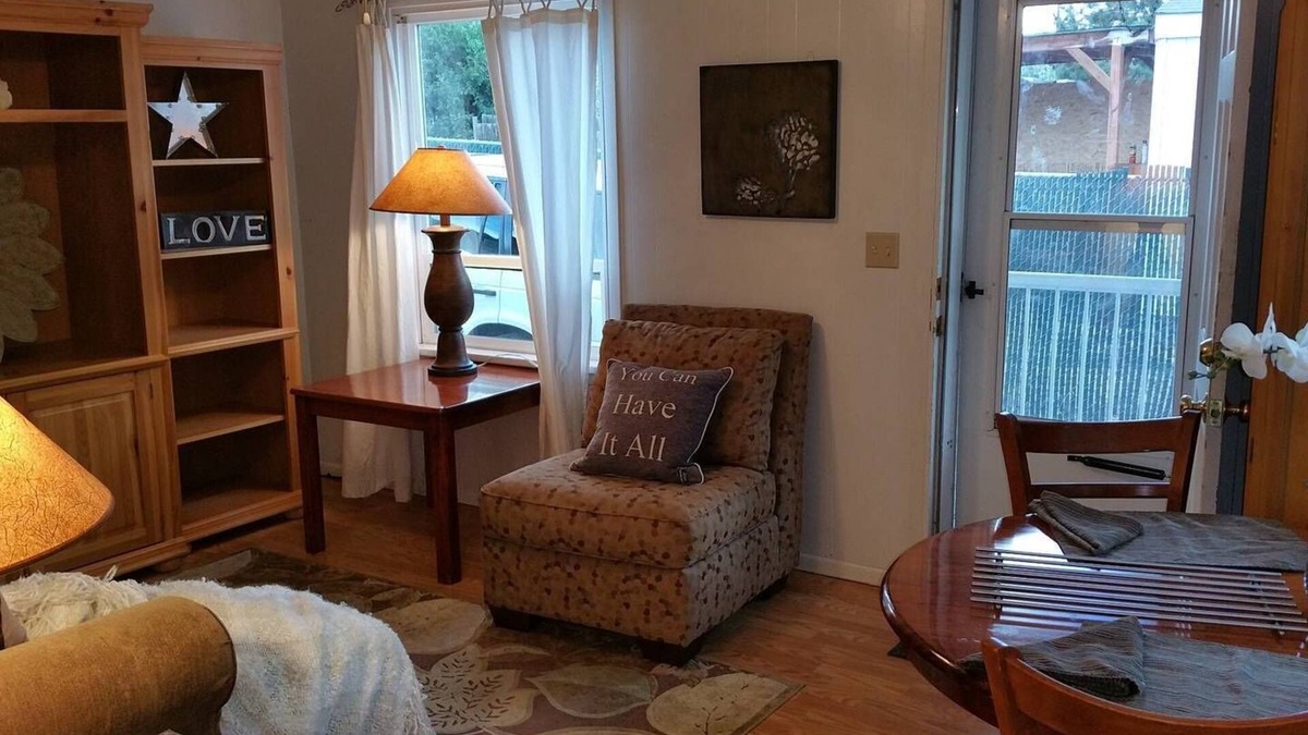 Downtown Klamath Falls House | 30+Day⭐Super Cute Smarthouse Keurig Granite HDTV WiFI W/D By Lake Golf Hospital