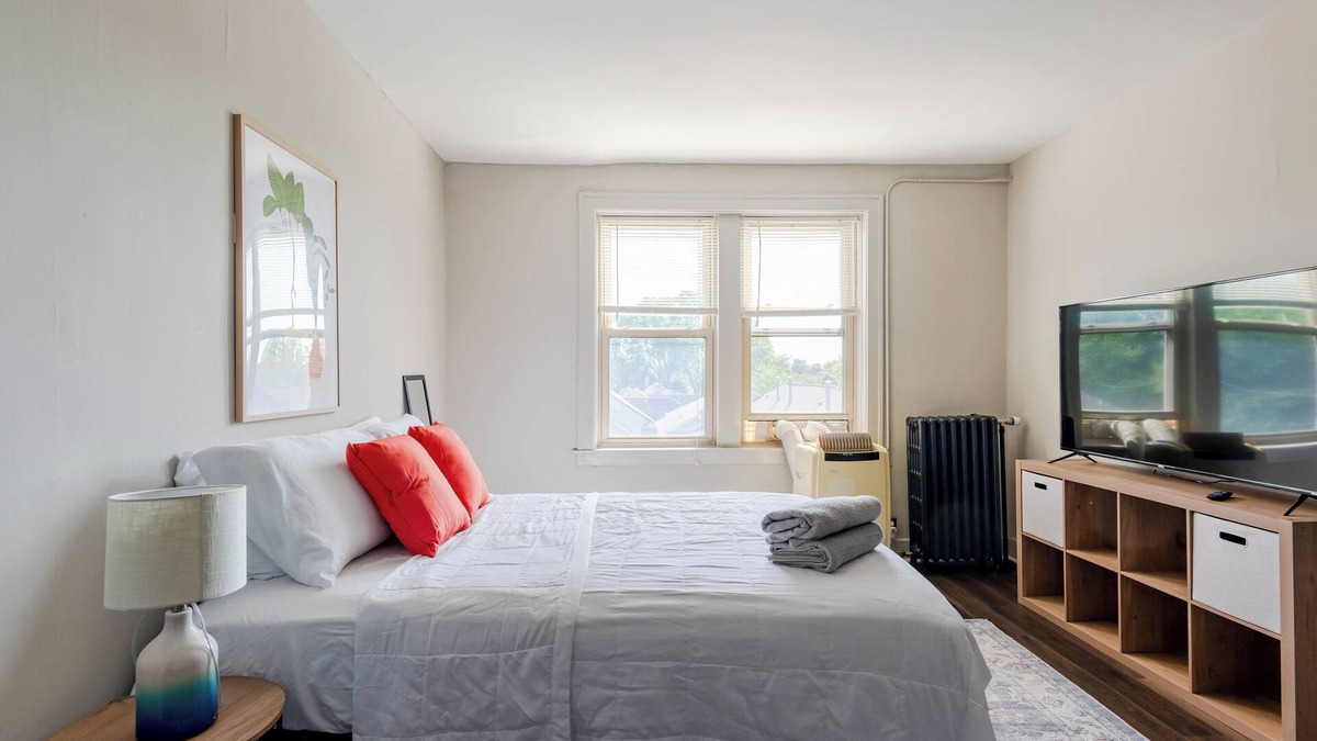 Dearborn Apartment | 30+Day/Work-Friendly Space for Nurses & Travelers