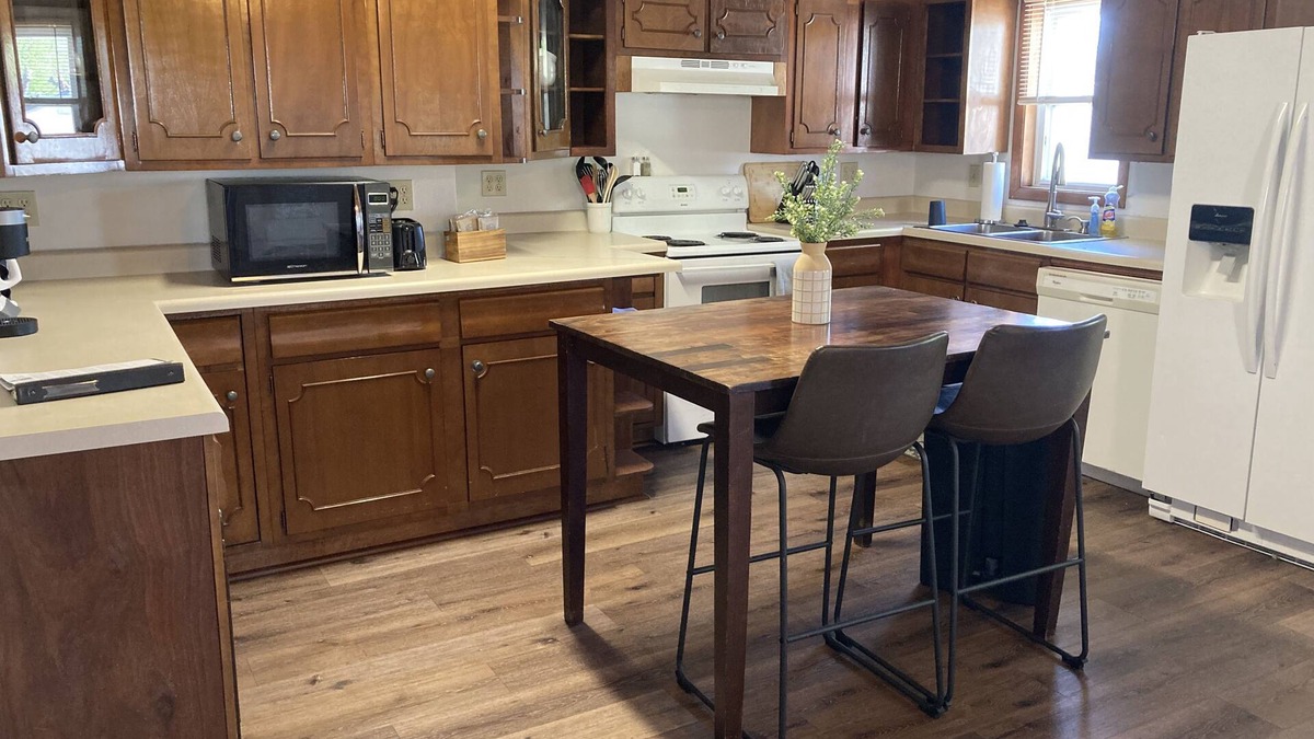 Kirksville House | 30 days +, pets, 2 kitchens, 2 laundry, 13+guests
