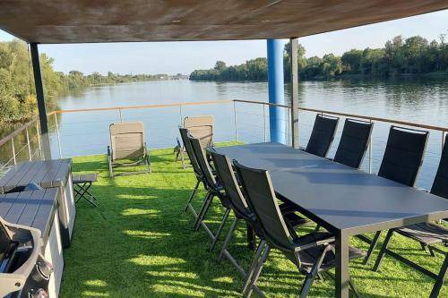 Wiesbaden Boat Rental | 30 m² Houseboat ∙ 2 bedrooms ∙ 4 guests