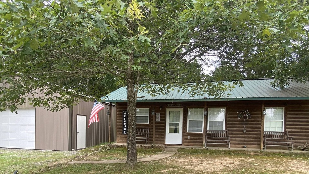 Doniphan Cabin | 30 miles from Brick’s Off Road Park! 4 minutes & 12 seconds totality Eclipse ‘24