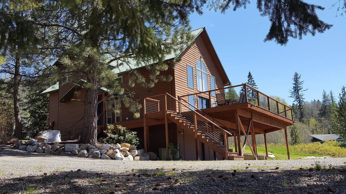 Sagle House | 30 min to Schweitzer. Sleeps 12, Hot Tub, Movie Theater Room!
