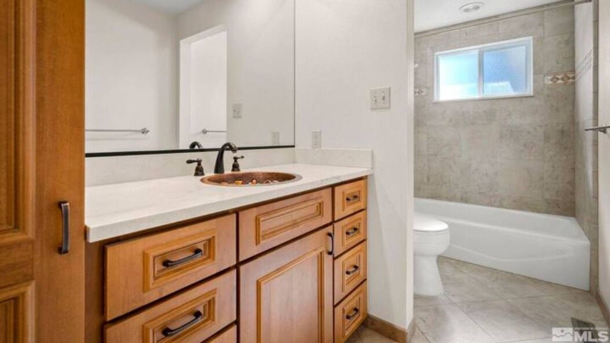 Reno/Tahoe Airport House | 30 mins to Mt. Rose & 7 mins to airport! Cozy Family home in Reno- pet friendly!