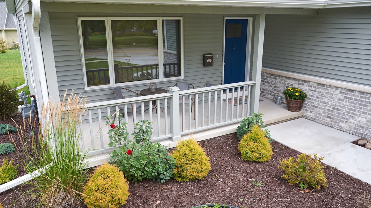 Manitowoc House | 30 minutes from Lambeau & steps from Lake Michigan! 2 beauties in one!