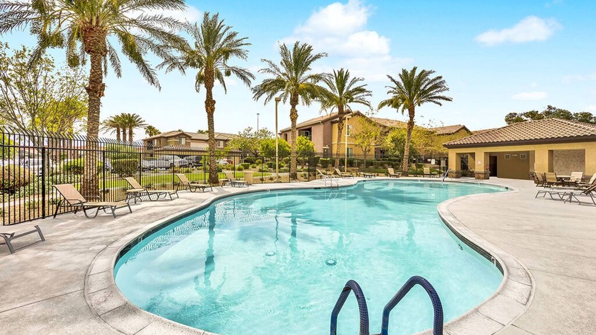 Skypointe Condo | 30% OFF End of Summer Special! Extra large 1bed condo with attached garage!