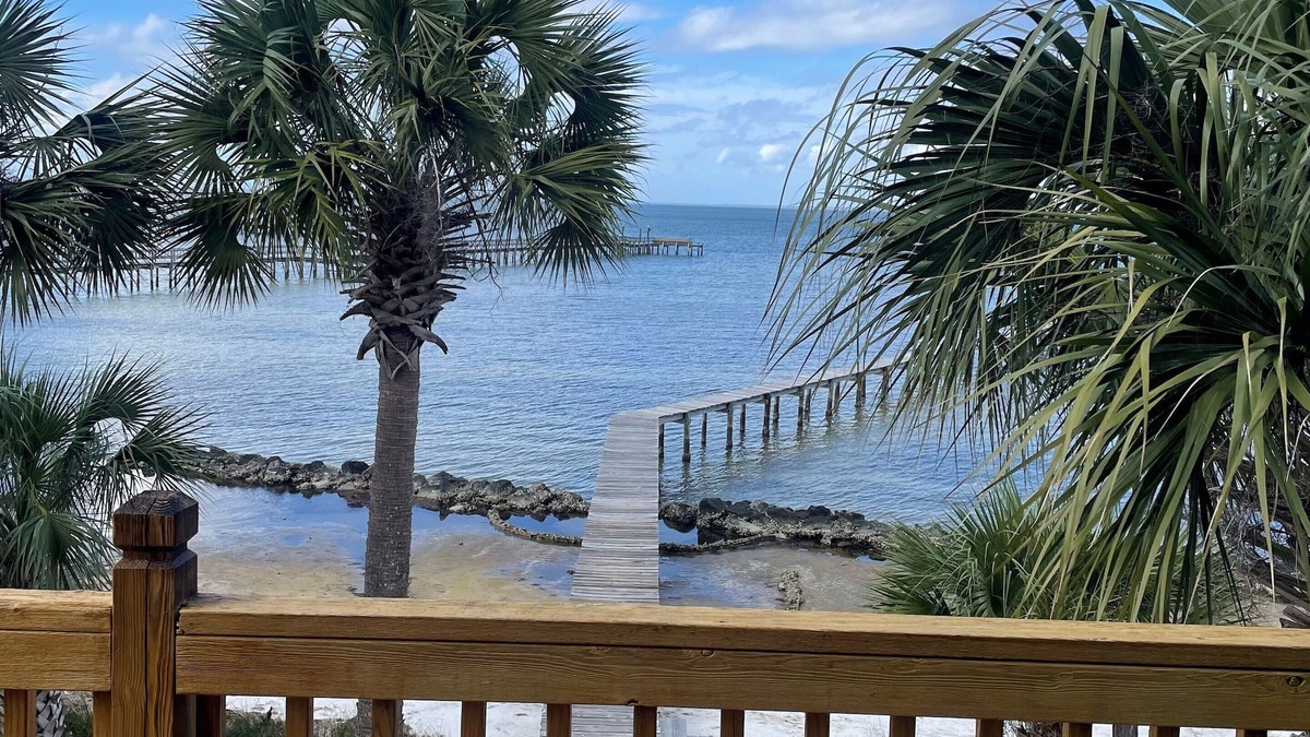 Plantation House | 30% OFF Summer! BAYFRONT - Old Florida Style Cottage w/private dock!