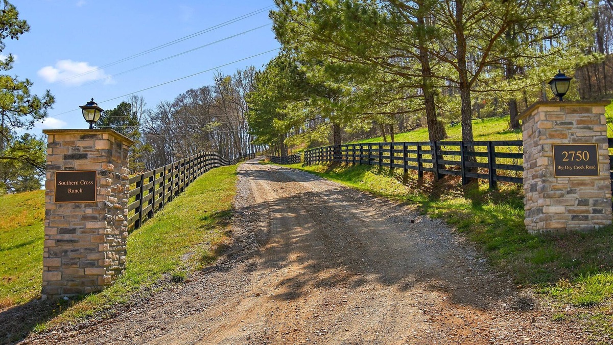 Giles County House | 30 private acre Country House