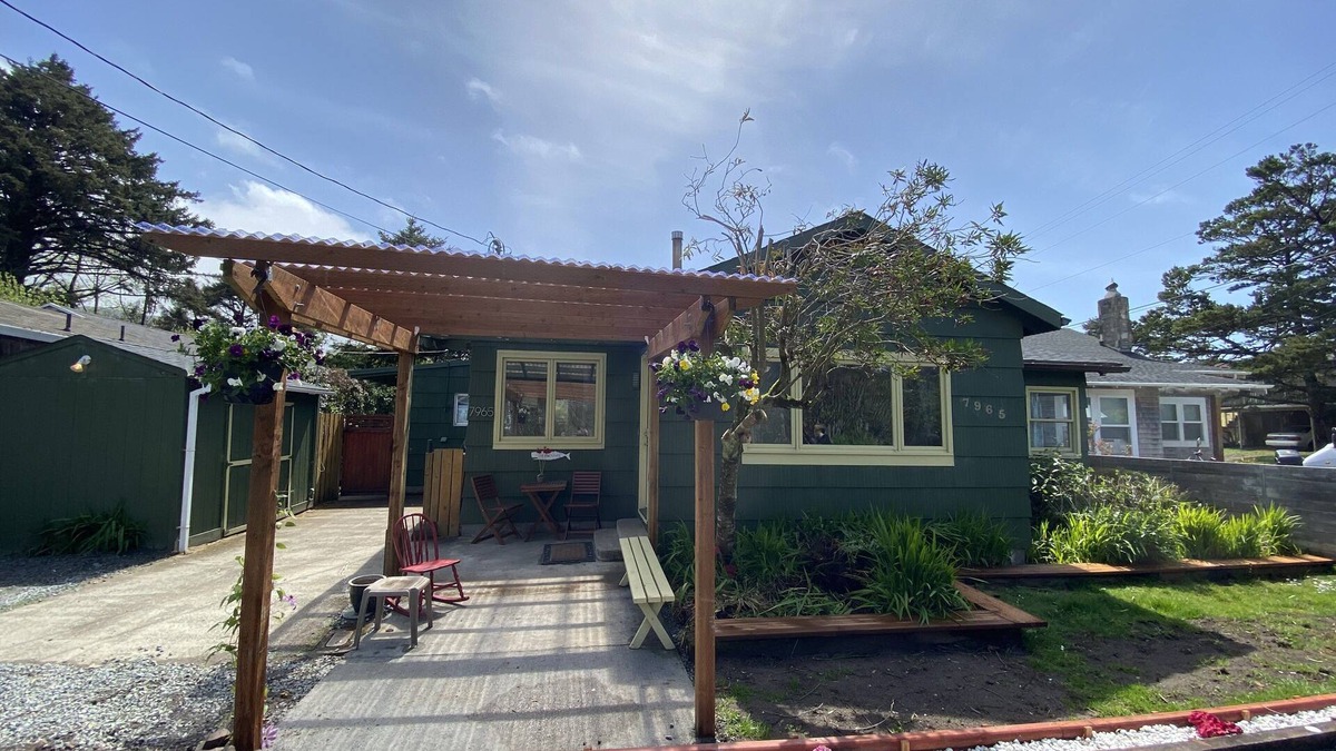 Rockaway Beach House | 30 Yards To Beach, New Hot Tub, fenced and dog friendly, 70" TV, Fire Pit Clean