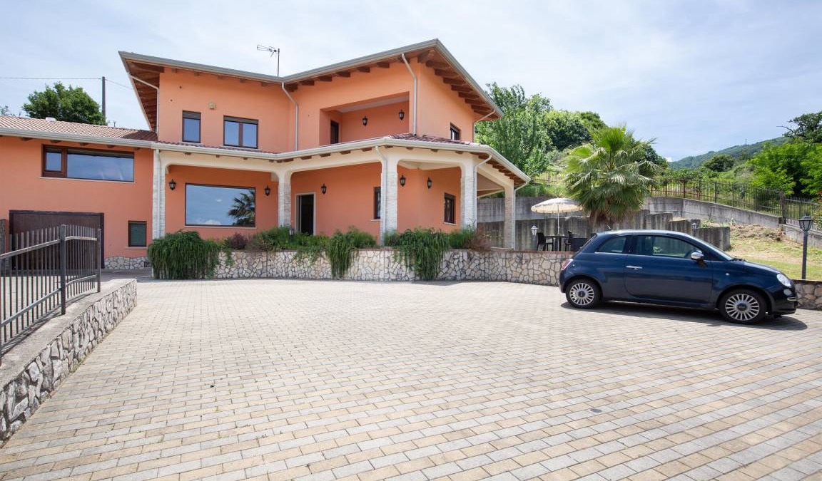 Rende House | 300 m² Maisonette ∙ 6 bedrooms ∙ 15 guests