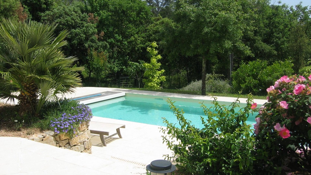 Bagnols-en-Foret Cottage | 300 sq feet apartment (2 rooms) for 2-3 persons, swimming pool, garden, quiet