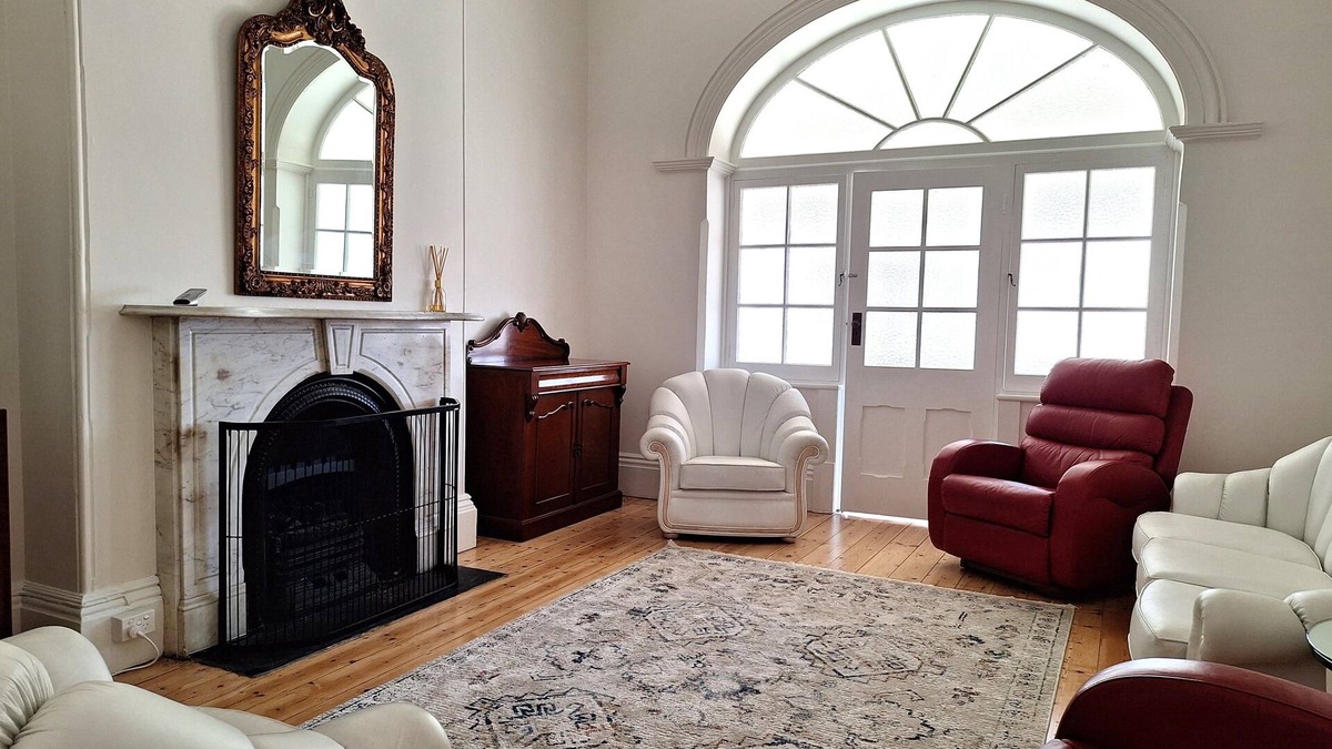 Glenelg Apartment | 300 steps to Glenelg Beach | Spacious, renovated heritage apartment