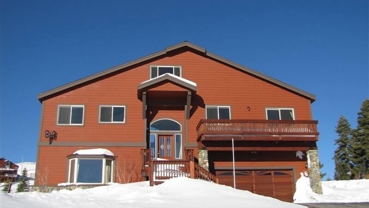 Truckee House | 3000sf 4BR+ Ski-in Ski-Out, Views & AC!