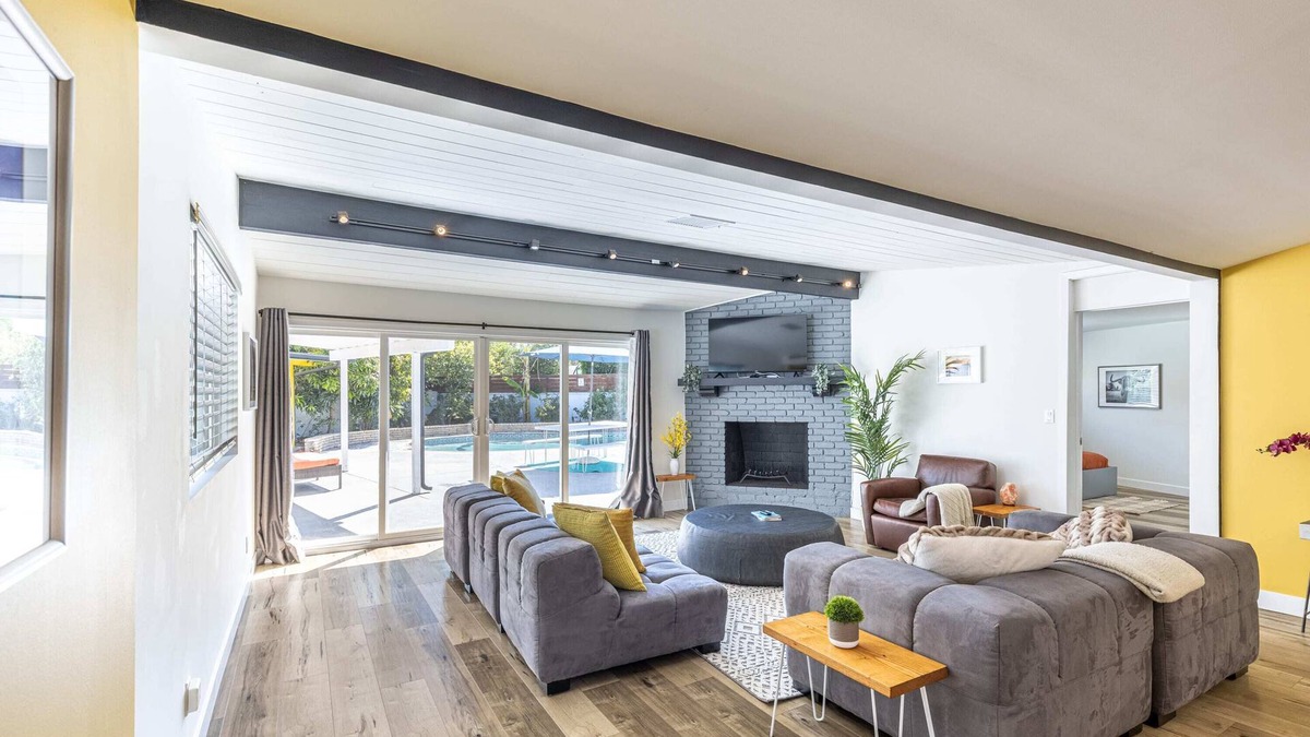 Reseda Villa | *3000sf 6BR! Htd Sparkling Pool, Cabana, BBQ!*