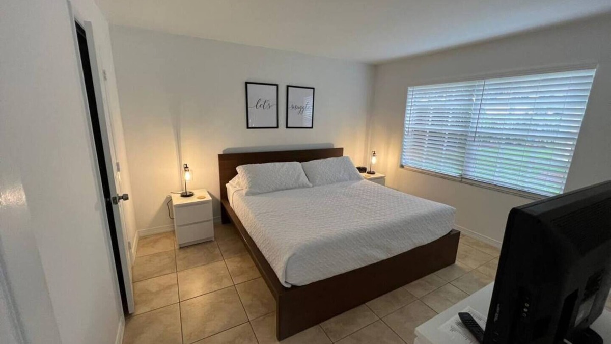 Mission Bay Apartment | 300B - West Boca 1 Bed/1Bath - No stairs - washer and dryer - enclosed patio