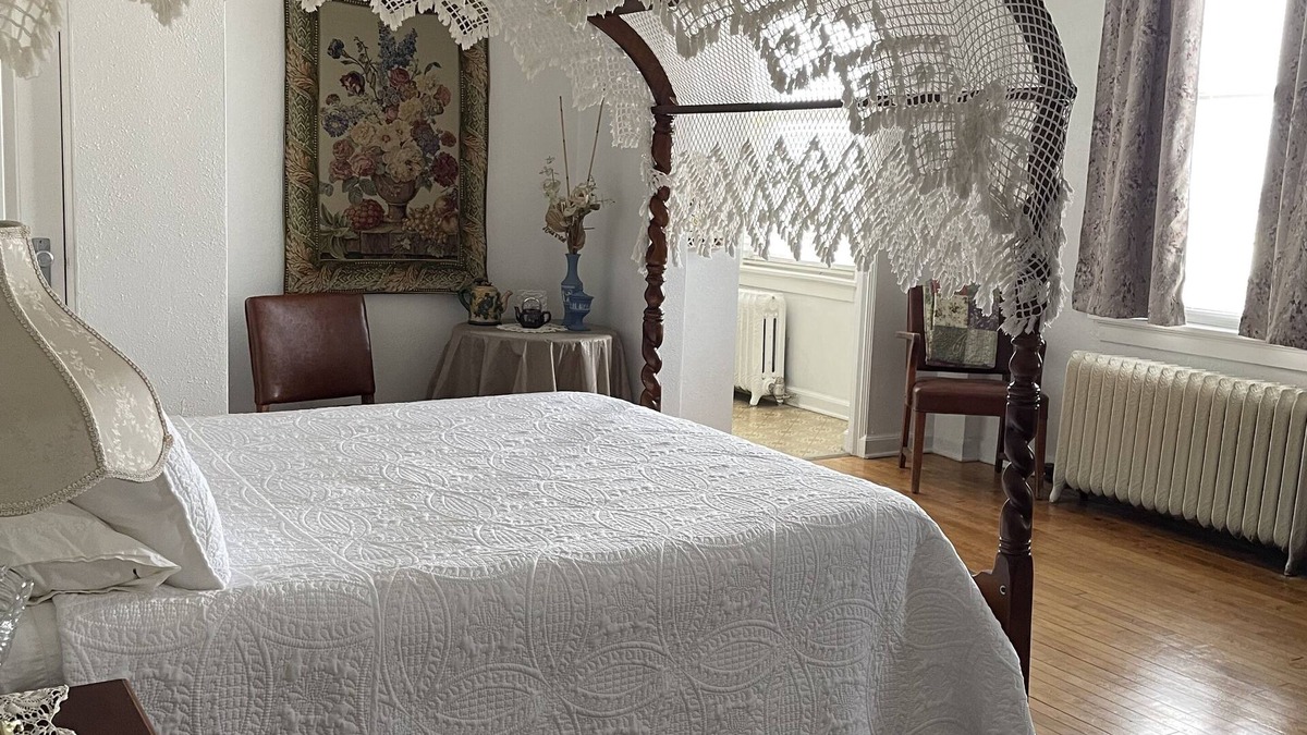 Boone Apartment | #303 The Victorian Suite, Apartment "A Winter Retreat in Boone, IA