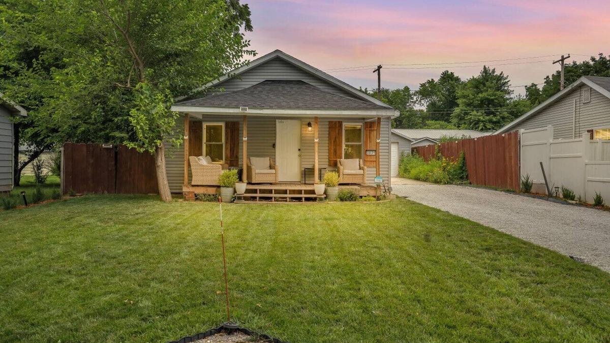 Springfield House | 3031 W Olive St · Cheerful 2-Bedroom w/convenient Expressway access