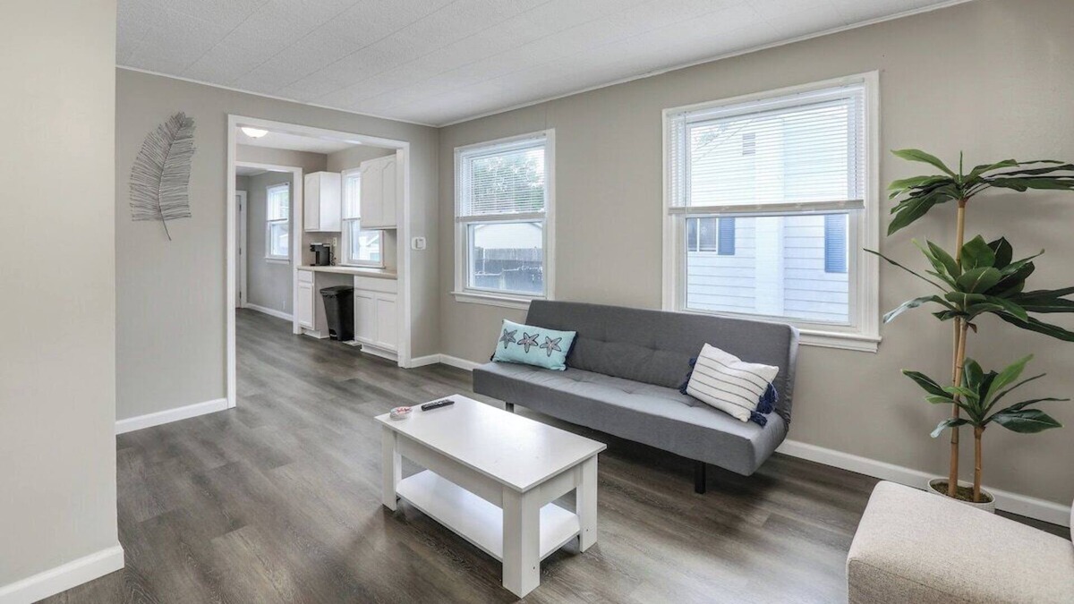 Detroit Beach House | 3057 · Cute cottage 2 block from lake