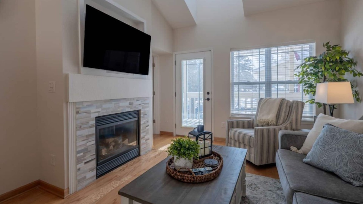 Delavan Lake Condo | 306 - Spacious 2 Bedroom Condo Suite