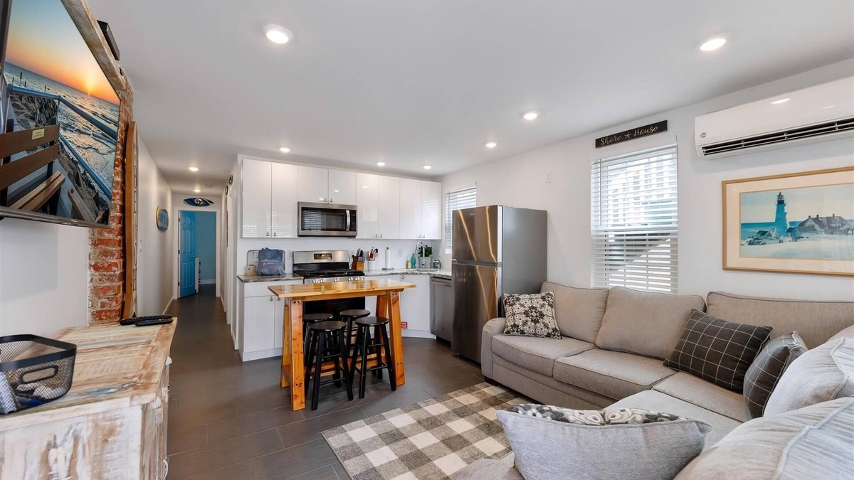Wildwood Condo | 309 E Hildreth Ave, Unit 1