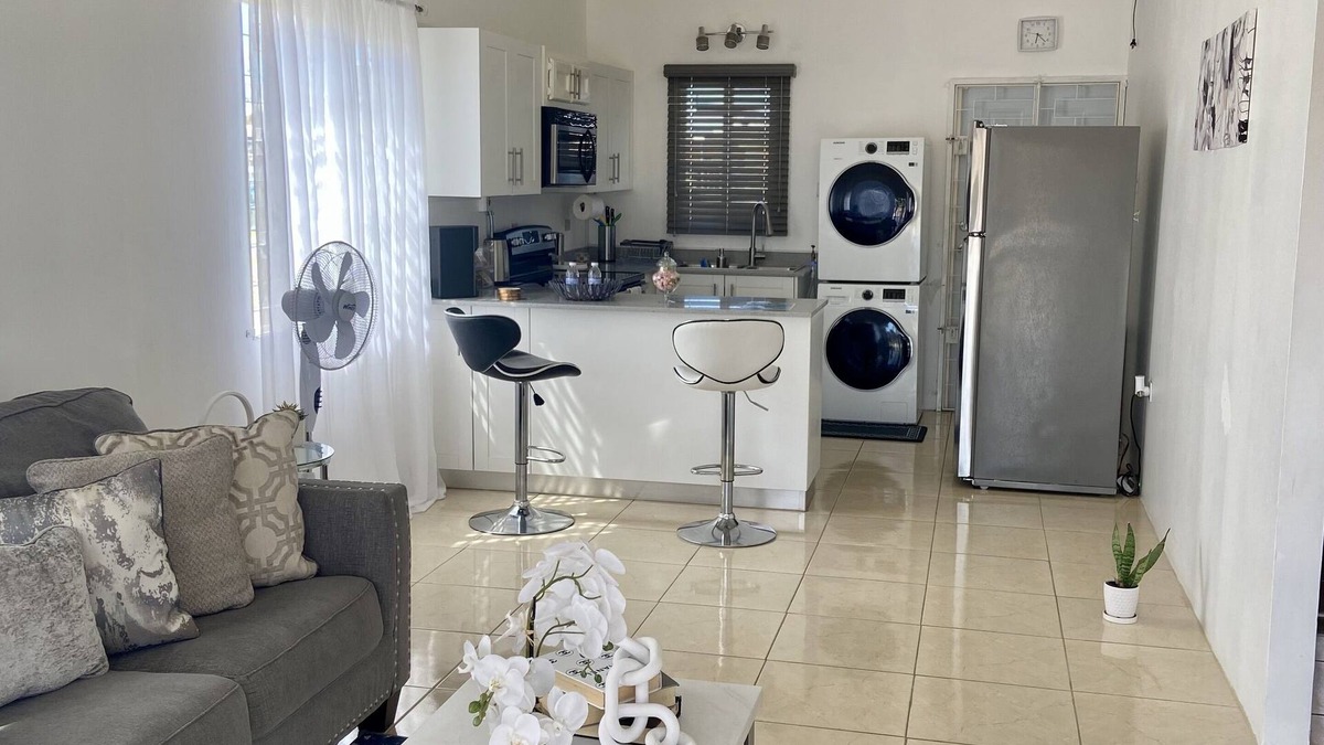 Spring Village House | 30mins away from the airport, 15mins from the famous Hellshire Beach.