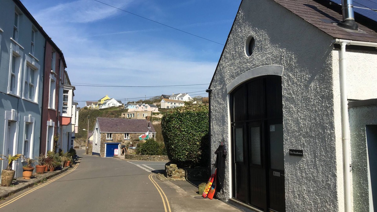 Little Haven Cottage | 30sec walk to Little Haven Beach, sea views (at high tide) with a log burner !