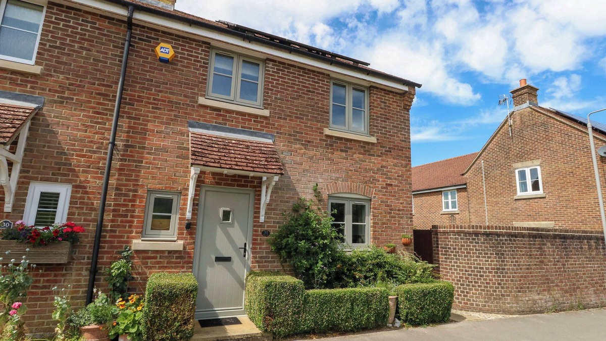 Maiden Newton Cottage | 31 BULL LANE, pet friendly, with a garden in Maiden Newton