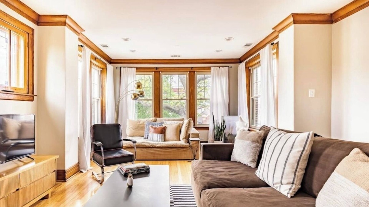 Little Village Apartment | 31+Day Stay. 20 min Drive to Midway, South Loop, Beach, & Museums.