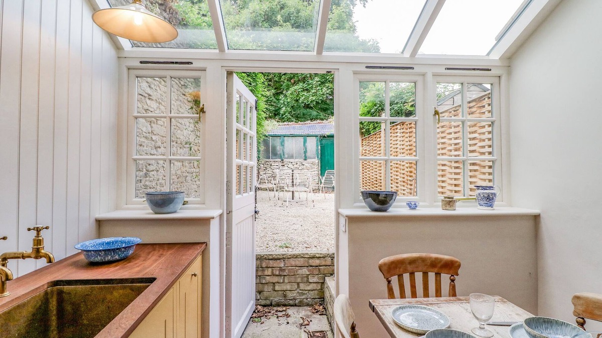 Charlbury Cottage | 31 MANOR ROAD, pet friendly, with open fire in Woodstock