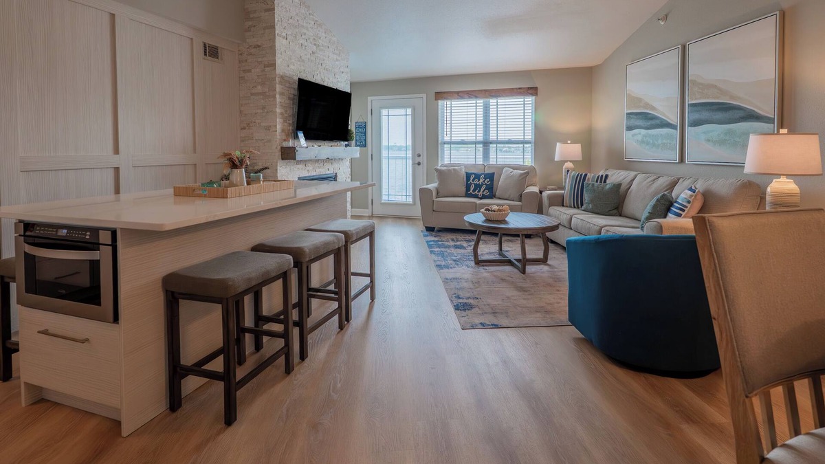 Delavan Lake Condo | 313 - 2 Bed/2 Bath Lake View Condo Suite