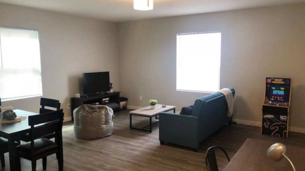 Longview Apartment | 3143 Dover #2 · NEW Modern QUALITY Apartment #2 - GOODSON
