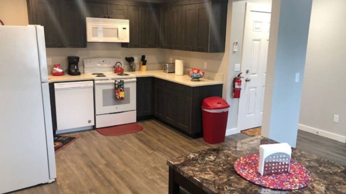 Longview Apartment | 3143 Dover #3 · NEW Modern QUALITY Apartment #3 - Goodson
