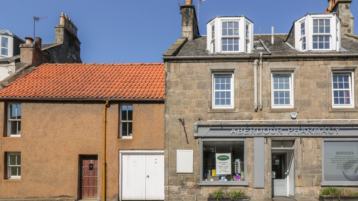 Aberdour Cottage | 32 HIGH STREET, family friendly, with a garden in Aberdour