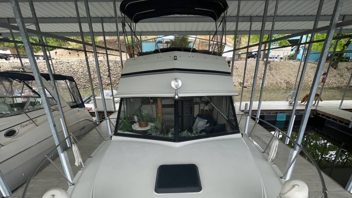 Lake Ozark Boat Rental | 32' Unique Boat Hotel on the Lake