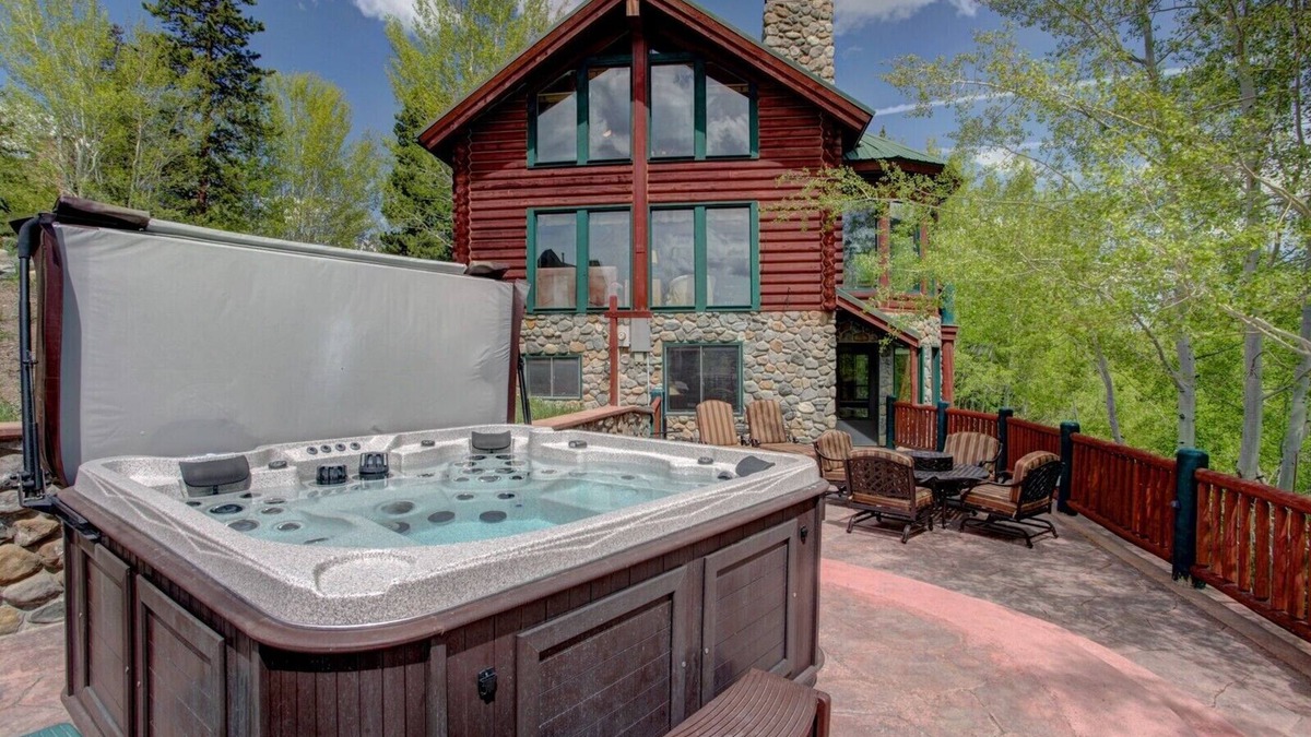 Three Peaks House | 3200+SF Log Home 4BR/4BA Plus Loft With Stunning Views; Minutes to Ski Resorts
