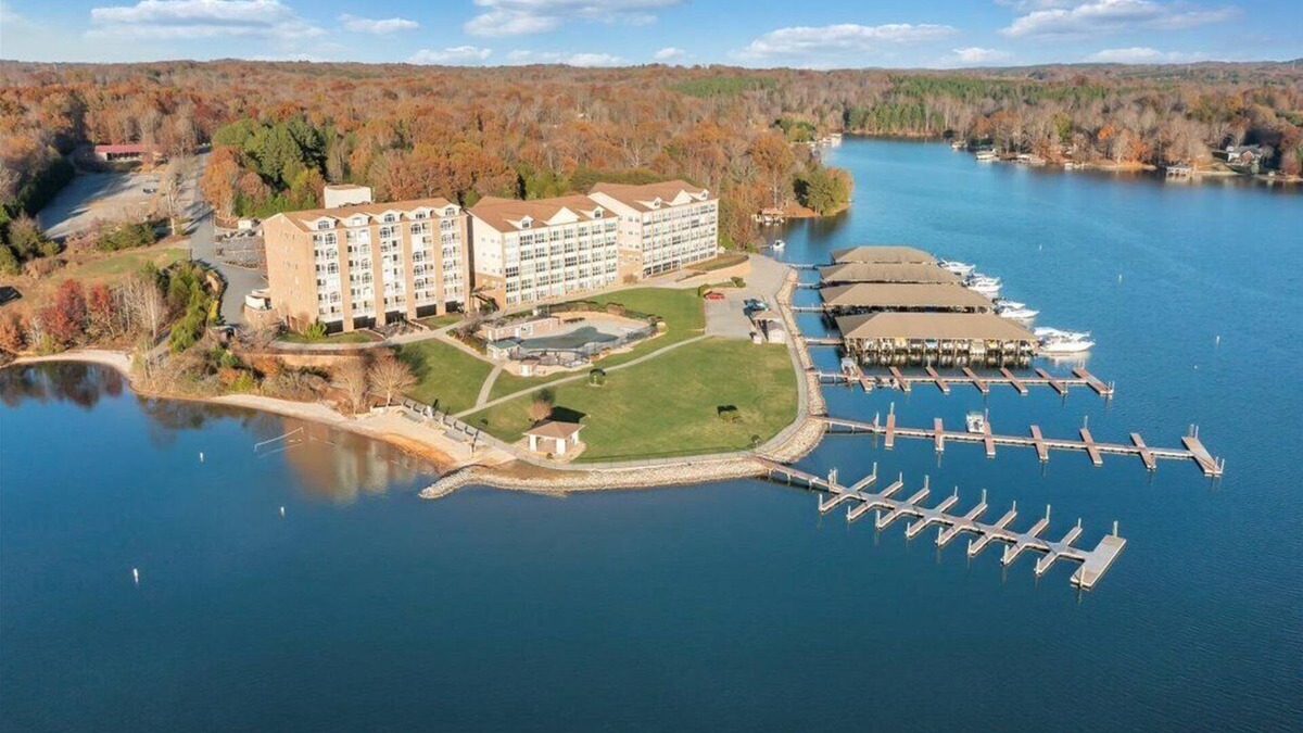 Huddleston Apartment | #323 Pointe - 2 Bedroom Lakefront Condo at Mariners SML