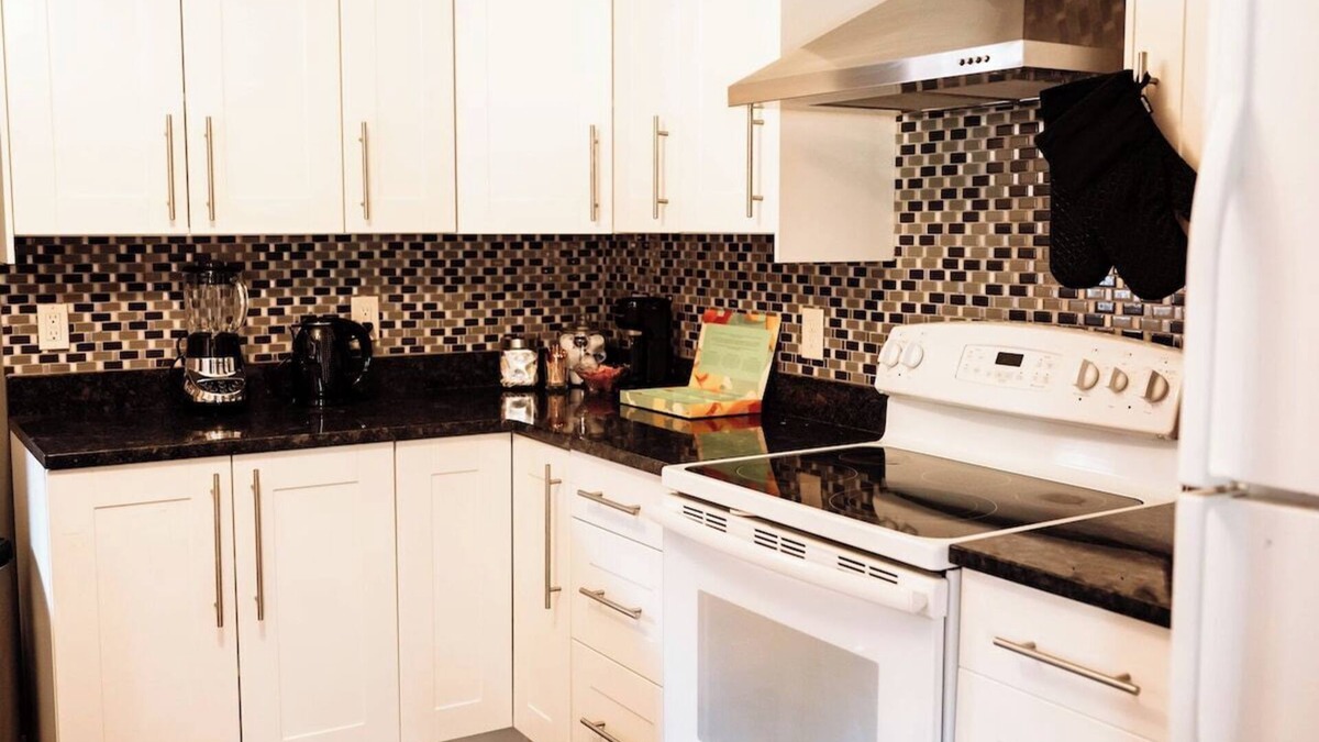 Fairlawn Heights House | 327 · Winter Retreat - 6BR, All age friendly