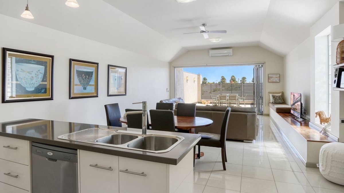 Port Fairy House | 32a Sackville St located in the heart of the town