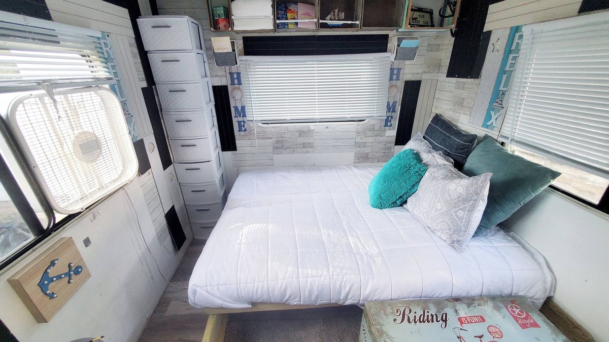 New Haven House | 34ft Mobile Home Near Yale U
