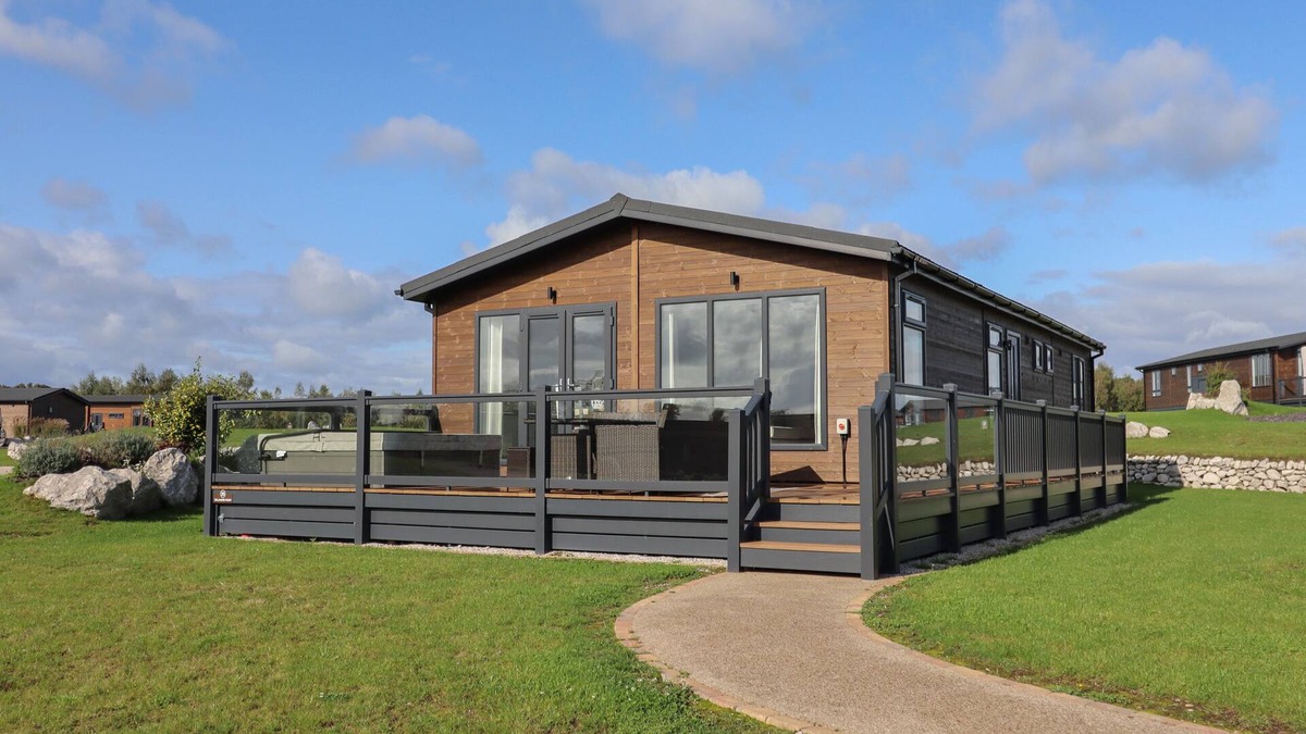 Oakmere Cottage | 35 DELAMERE POINT, pet friendly, with hot tub in Delamere