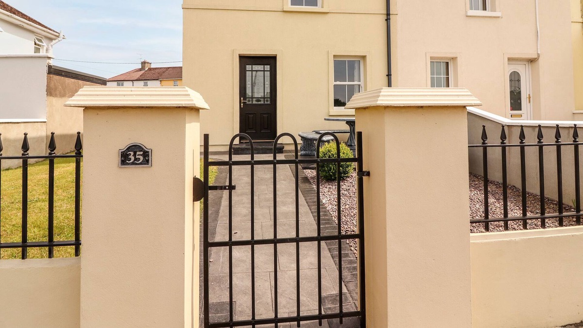 Killorglin Cottage | 35 LAUNE VIEW, family friendly in Killorglin, County Kerry