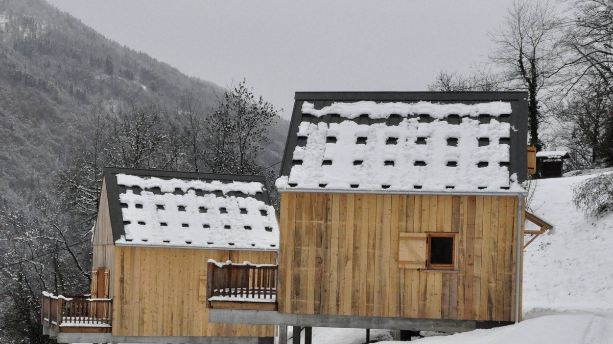 Queige Ski Chalet | 35 m² detached wooden chalet with terrace overlooking the mountains