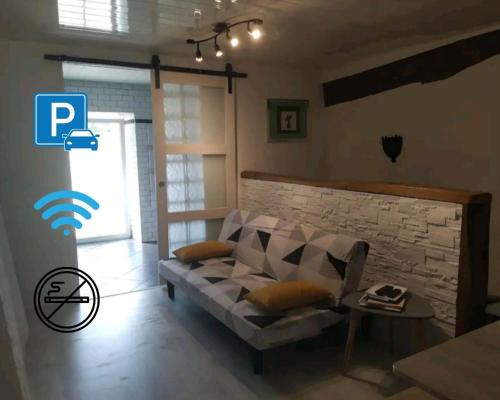 Coupru Apartment | 35 min Disney - Paris - Family room at homestay with bathtub and dining - lounge area - secure parking - 5 people and 1 baby - duplex with independent entrance on 1rst floor at inhabitant's house