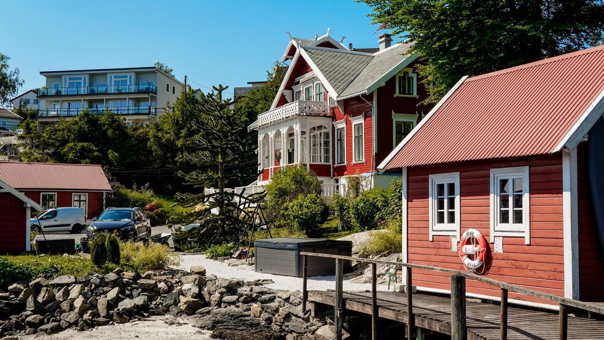 Godvik Apartment | "350" - Beautiful and cozy apartment with charm in historic villa by the sea.