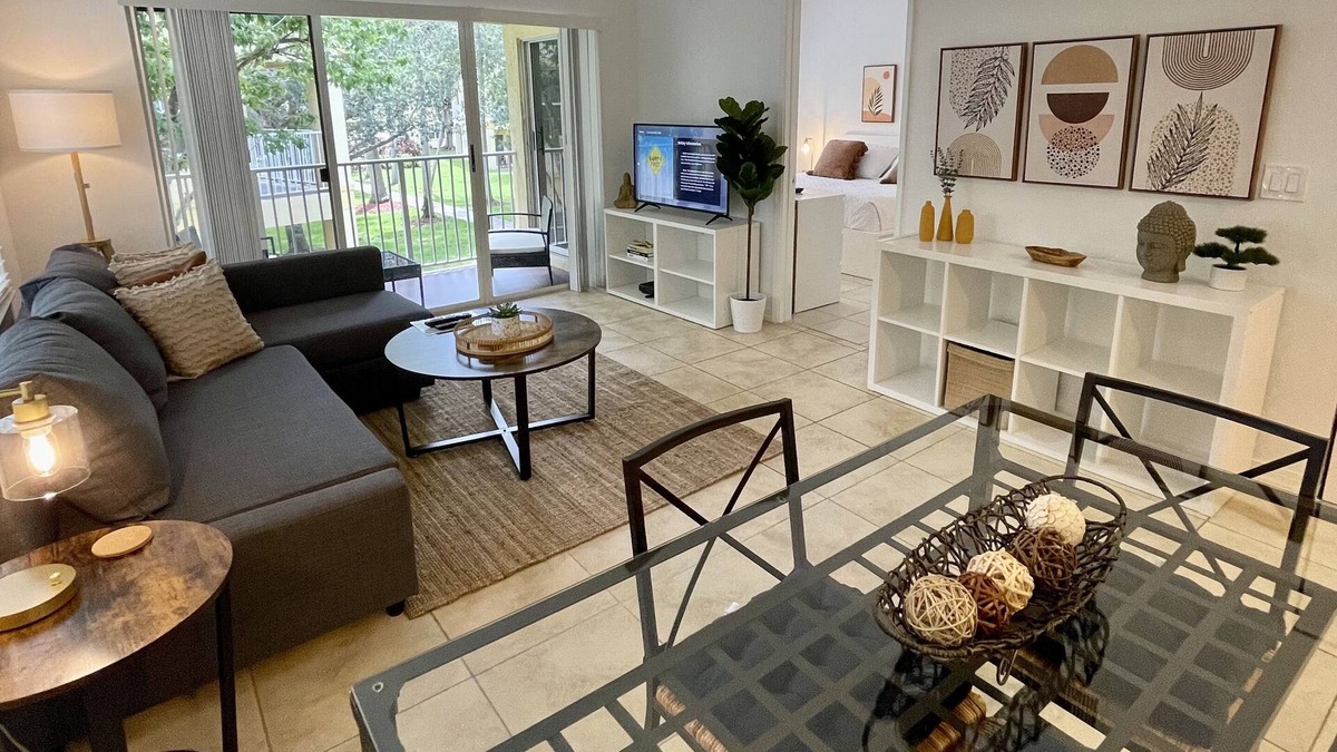 Boca Raton Apartment | 350 C - Warm & Spacious Corner Apt - Top Floor - Washer & Dryer