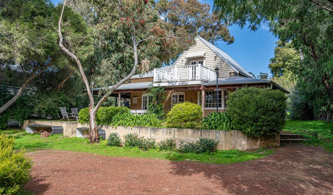 Eagle Bay House | 350 m² House ∙ 3 bedrooms ∙ 8 guests