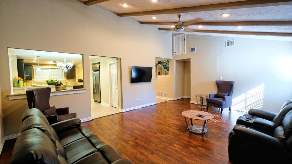 Clodine House | 350k Home, 5 BDR, Up to 16 guest, Middle of Town - Templar