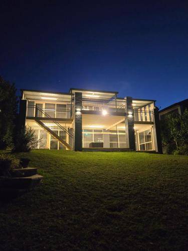 Mannering Park House | 354 m² House ∙ 4 bedrooms ∙ 9 guests