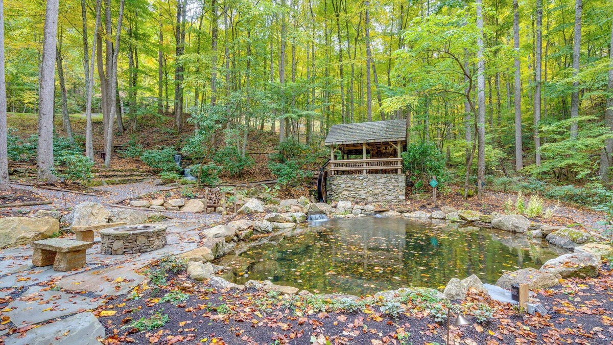 Mountain Air Apartment | 36 Mi to Asheville: Mtn-view Home in Burnsville!