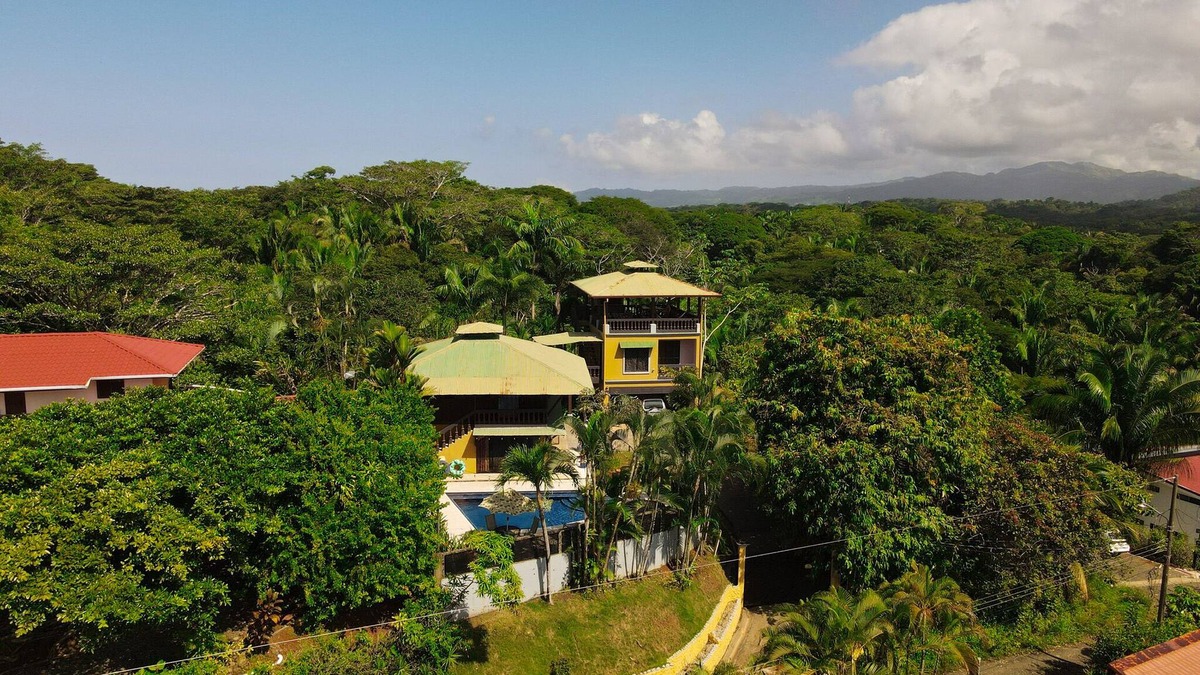 Esterillos House | 360 DEGREE VIEWS OF MOUNTAINS AND THE OCEAN! MINUTES TO THE BEACH!