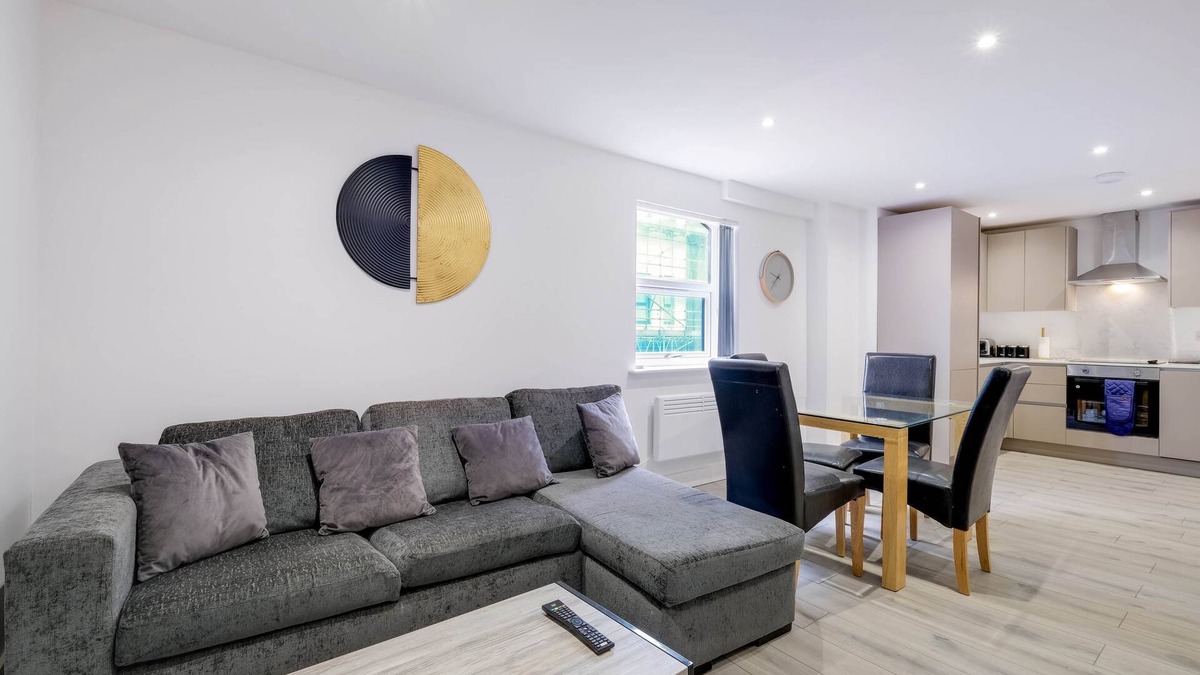Camberley Apartment | 360 GU15 Aspen Court 01 - Modern 3 Bedrooms Apartment 01 Town Centre Camberley